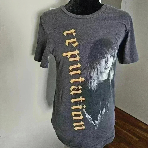 Taylor Swift Women's Gray Reputation Tour Fitted Short Sleeve Tee S - Picture 2 of 14